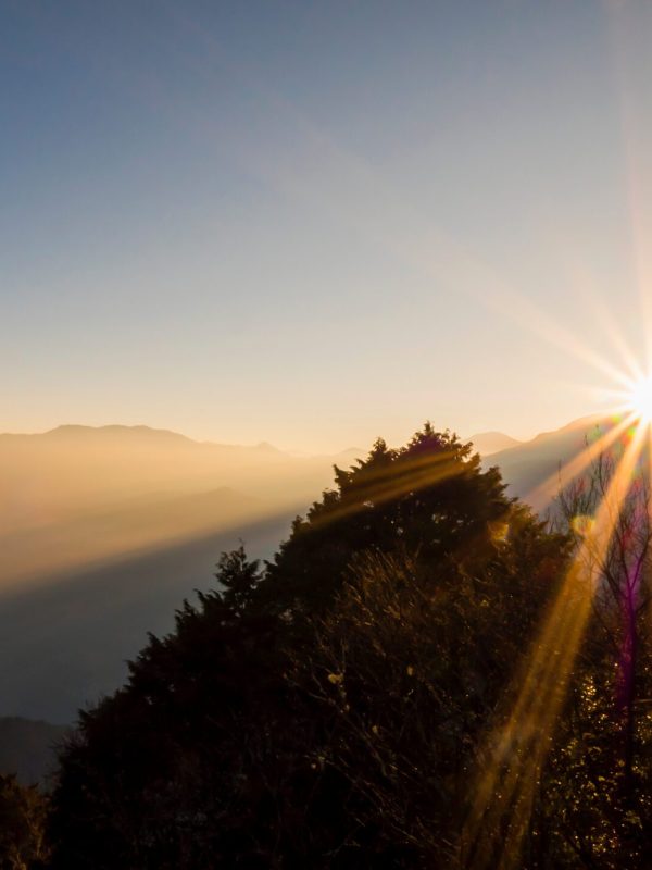 Sonnenstrahlen die Erwachen über den Bergen